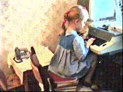 Лариса Тюленева (4 года) печатает на пишущей машинке, 1992 г.